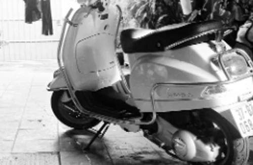 Nữ sinh viên Đại học Y trộm xe Vespa đền bạn trai