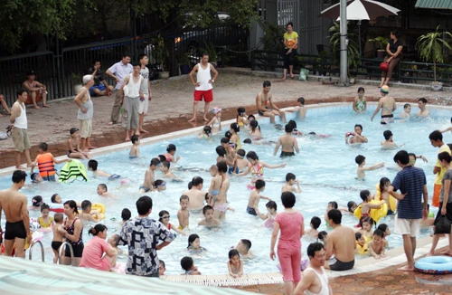 Đến bể bơi để... lội