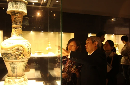 Khai mạc trưng bày “Đèn cổ Việt Nam”