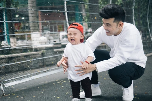 Ưng Hoàng Phúc cùng con trai 1 tuổi làm MV nhạc thiếu nhi