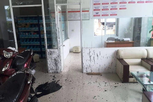 Truy tìm nhóm thanh niên dùng "bom bẩn" tấn công cửa hàng xe máy