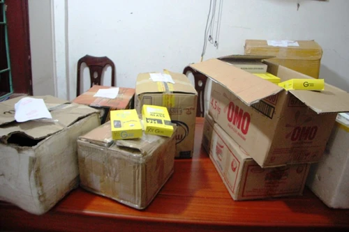 Dùng "xế hộp" chở lô linh kiện điện thoại không nguồn gốc