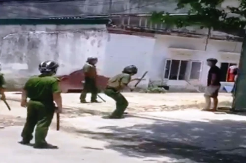 Nghi ngáo đá người đàn ông tự dùng dao cứa vào cổ mình