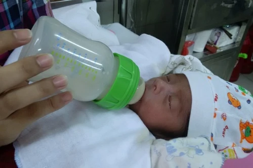 Trẻ được sinh ra từ bà mẹ 7 năm liền lọc máu đã xuất viện