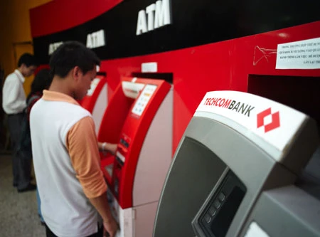 Ngân hàng khuyến cáo doanh nghiệp trả lương, thưởng giãn cách để tránh nghẽn ATM