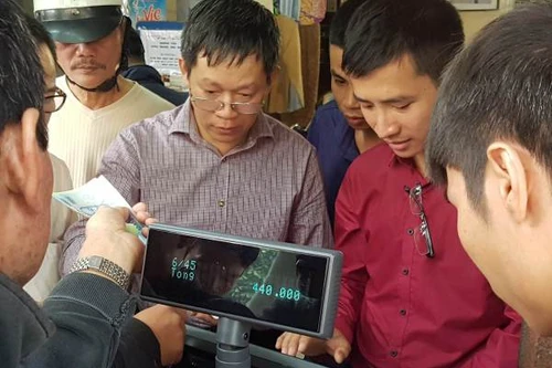 Người Hà Nội xếp hàng dài mua vé số Vietlott ngày mở bán