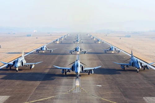 [ẢNH] Choáng với màn "Voi thép đi bộ" phô diễn sức mạnh không quân các cường quốc