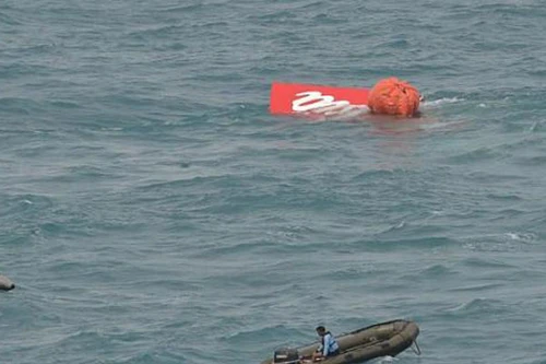 Đuôi máy bay QZ8501 được trục vớt, khó có thể tìm thấy hộp đen