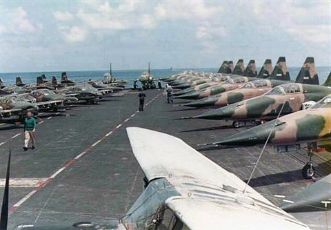 [ẢNH] Siêu tàu sân bay Mỹ rút đi mang theo hơn 100 máy bay VNCH tháng 4-1975