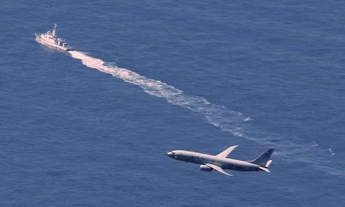 [ẢNH] Chiến hạm, máy bay Nhật phong tỏa biển, ngăn chặn việc cướp xác máy bay F-35