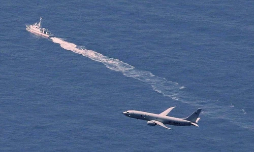 [ẢNH] Chiến hạm, máy bay Nhật phong tỏa biển, ngăn chặn việc cướp xác máy bay F-35