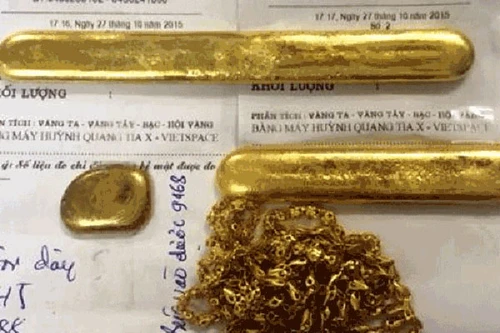 Phát hiện nữ tiếp viên hàng không giấu vàng dưới ghế trên máy bay