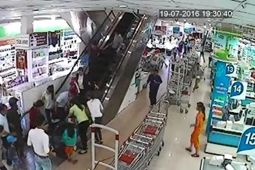 Bé 2 tuổi phải nhập viện vì bị thang máy siêu thị cuốn người