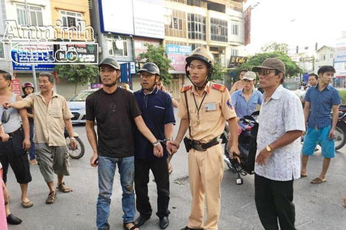 Hà Nội: CSGT bắt gọn 2 "cẩu tặc" đang bị người dân truy đuổi