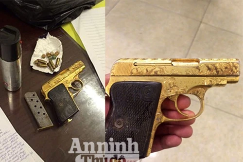Hà Nội: Tạm giữ người đàn ông giấu khẩu súng vàng trong người