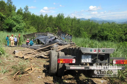Xe ô tô tải lật xuống ruộng mía làm 3 người chết tại chỗ