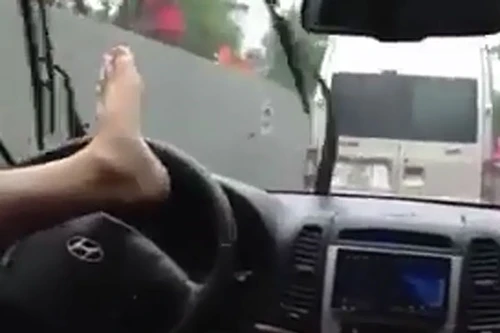 Sốc: Coi thường tính mạng, lái xe bằng chân giữa phố đông Hà Nội