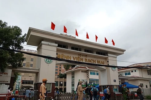 [Ảnh] Lực lượng Công an chốt chặn, kiểm soát chặt chẽ Bệnh viện Bạch Mai phòng dịch Covid-19