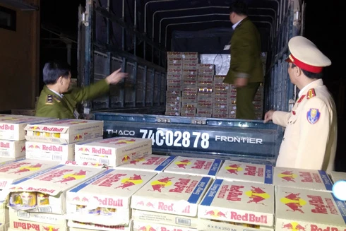 Bắt giữ 16.800 lon bò húc nhập lậu tại Huế