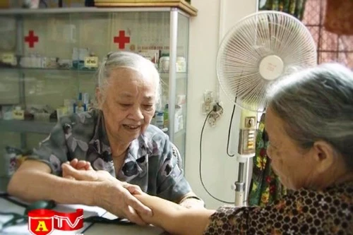 Chuyện về người bác sỹ 83 tuổi tận tâm chữa bệnh miễn phí cứu người