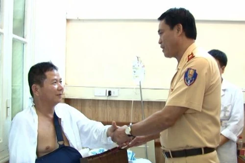 Lãnh đạo Cục CSGT thăm CSGT Hà Nội bị thương khi làm nhiệm vụ