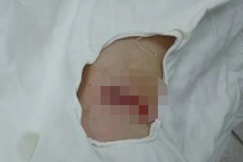 Vợ đau đớn phát hiện chồng cắt tay tự sát, để lại thư tuyệt mệnh