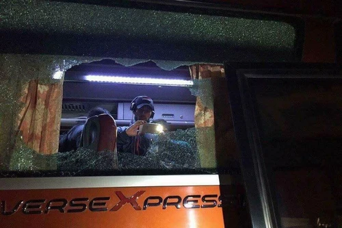 Hành động đáng xấu hổ của một số CĐV quá khích trong sân Mỹ Đình