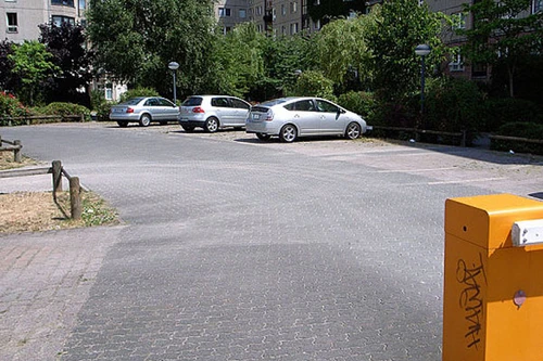 Nơi Hitler tự tử giờ là chiếc hộp nhỏ cạnh bãi đỗ xe