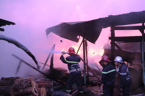 TP.Hồ Chí Minh: Cháy lớn xưởng gỗ rộng hơn 1000m2