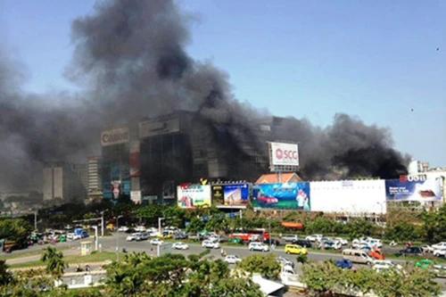 Cột khói bốc cao hàng chục mét gần sân bay Tân Sơn Nhất