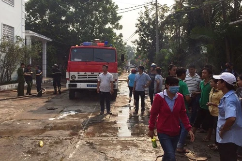 Cháy lớn thiêu rụi 2.000m2 xưởng may ở TP.HCM