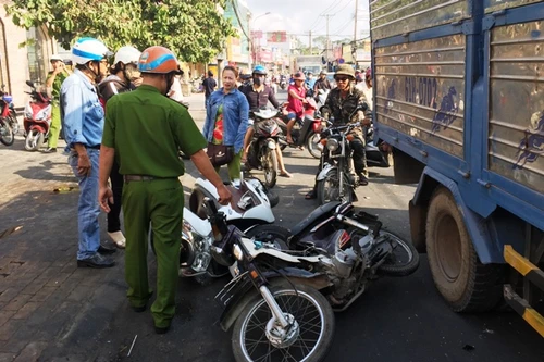 Xe tải mất phanh khi đổ dốc, gây tai nạn liên hoàn