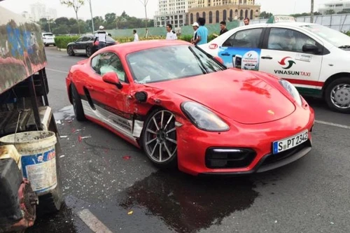 Siêu xe Porsche gặp nạn trên đường phố TP.HCM