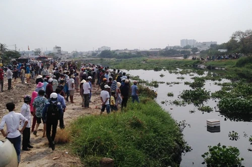 Hàng trăm người "phơi nắng" theo dõi lặn tìm người đàn ông nhảy kênh tự tử