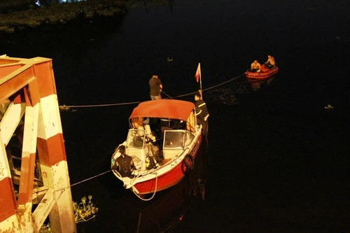 Trắng đêm tìm kiếm đôi nam nữ nhảy cầu tự vẫn