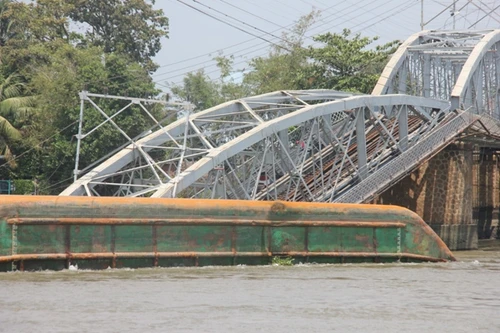 Đường sắt ra vào TP. Hồ Chí Minh tê liệt vì sự cố sập cầu Ghềnh