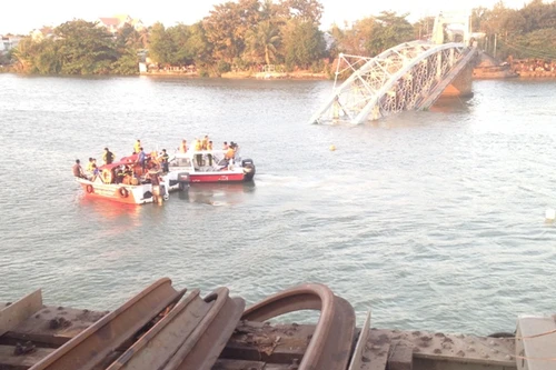 Bắt giữ cậu – cháu lái tàu đâm gãy, sập cầu Ghềnh ở Đồng Nai