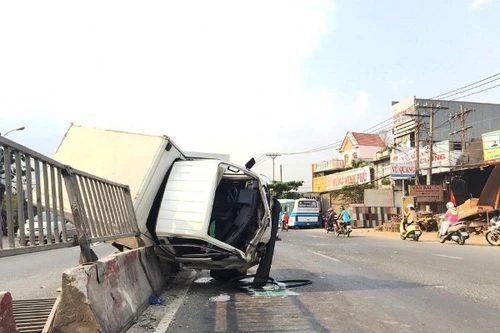 Cả gia đình gào thét kêu cứu trong xe tải lật vắt ngang dải phân cách