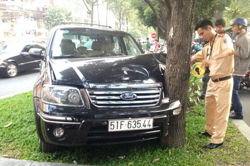 Ô tô 7 chỗ húc người đàn ông bất tỉnh tại chỗ, nhiều người đi đường thoát chết 