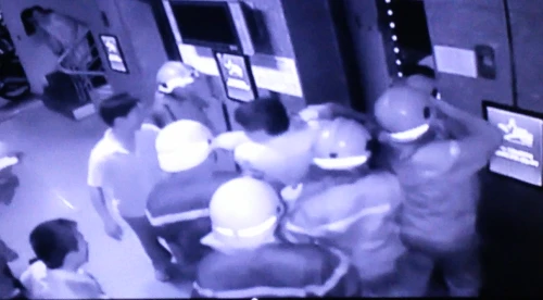 Giải cứu 16 người mắc kẹt trong thang máy chung cư ở TP.HCM