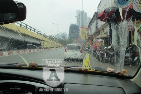Toàn cảnh cuộc thực nghiệm "độc - lạ": làm sao khi bị ném trứng vào kính chắn gió ô tô?