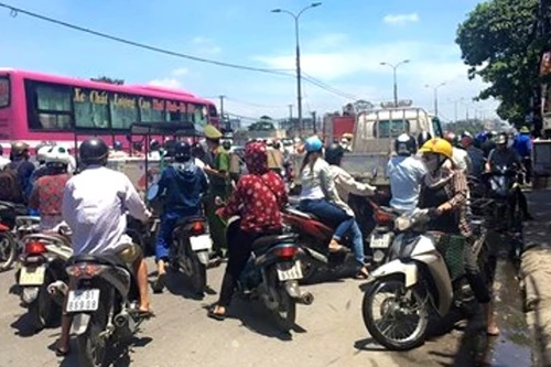 Đoạn đường Giải Phóng bị ùn tắc vì cột điện phát cháy