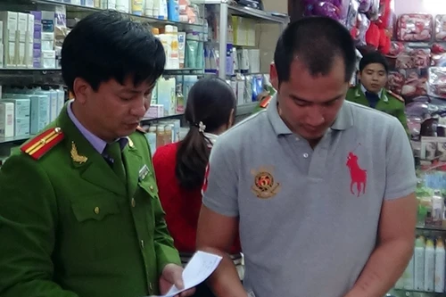 Thu giữ hàng nghìn hộp mỹ phẩm, hàng trăm chai rượu ngoại “xách tay”