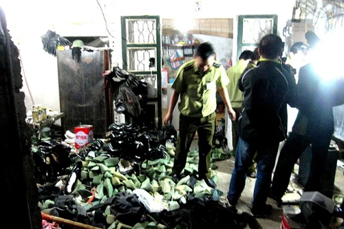 Triệt phá xưởng sản xuất giày quân trang giả