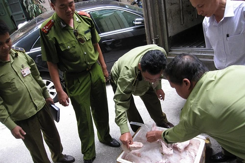 Phá vụ vận chuyển tai lợn thối thu mua từ Hà Nội đến Bắc Giang