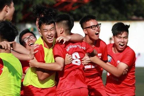 [ẢNH] Khoảnh khắc vỡ òa trên chấm luân lưu của ĐKVĐ Trương Định trước Hoài Đức A