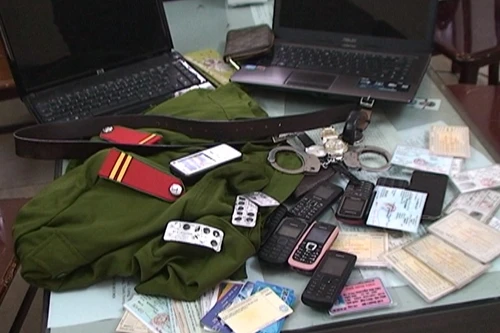 Giả danh cảnh sát lừa tình, chiếm đoạt tài sản