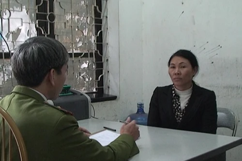 Nữ tài xế taxi dù, hất TTGT lên nắp ca-pô