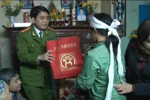 Giám đốc CATP Hà Nội thăm hỏi các gia đình có công với Cách mạng