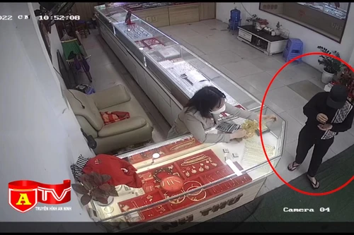 Túng quẫn, lái taxi đi cướp tiệm vàng